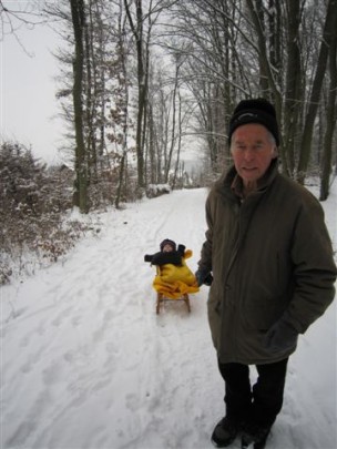 20130123 Paula und Opa im Schnee