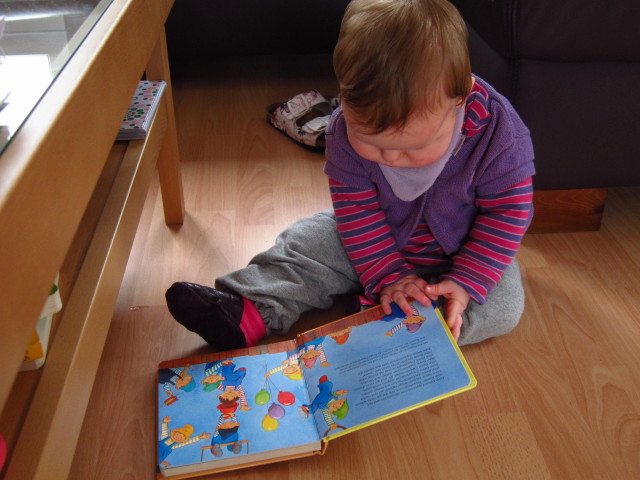 20130208 Und liest es