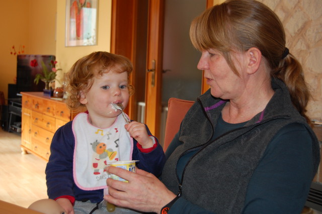 20131109 Paula isst Jogurt